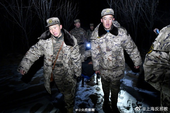 Hiện trường trận động đất khiến hơn 100 người chết tại Trung Quốc: Cứu hộ xuyên đêm tìm người bị vùi lấp trong cái lạnh dưới 0 độ C - Ảnh 14.