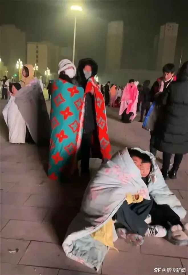 Hiện trường trận động đất khiến hơn 100 người chết tại Trung Quốc: Cứu hộ xuyên đêm tìm người bị vùi lấp trong cái lạnh dưới 0 độ C - Ảnh 13.