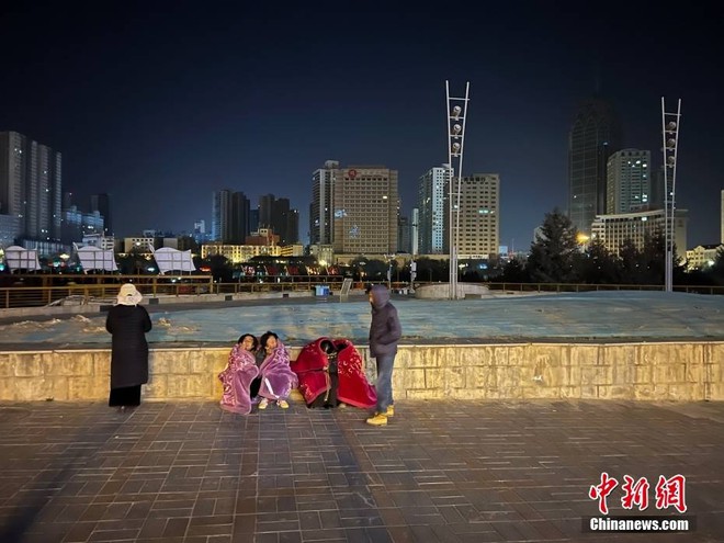 Hiện trường trận động đất khiến hơn 100 người chết tại Trung Quốc: Cứu hộ xuyên đêm tìm người bị vùi lấp trong cái lạnh dưới 0 độ C - Ảnh 12.