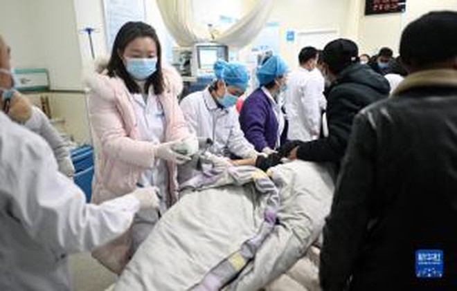 Hiện trường trận động đất khiến hơn 100 người chết tại Trung Quốc: Cứu hộ xuyên đêm tìm người bị vùi lấp trong cái lạnh dưới 0 độ C - Ảnh 9.