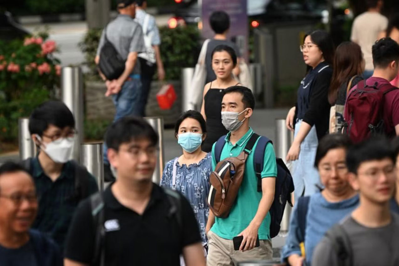 Người dân Singapore được khuyến cáo đeo khẩu trang trong không gian kín đông người Ảnh: STRAITS TIMES