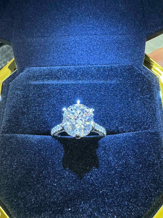 Chiếc nhẫn kim cương to đùng Quang Hải cầu hôn Chu Thanh Huyền đang trở thành đề tài bàn tán rôm rả- Ảnh 3.