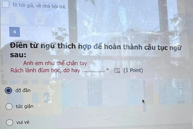 Đang làm bài tập điền nốt câu tục ngữ, bé gái lớp 2 bỗng hỏi 1 câu khiến bố "đứng hình": Trẻ con thời nay tư duy ghê thật!- Ảnh 1.