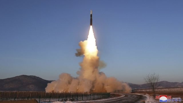Triều Tiên thử tên lửa mạnh nhất Hwasong-18: Kho vũ khí ngày càng khủng của Bình Nhưỡng có gì? - Ảnh 1.