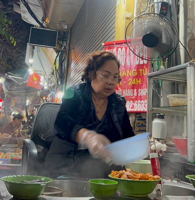 Cô chủ "hàng phở ngồi mâm" ở phố cổ tiết lộ loạt hành động không ngờ của vị tỷ phú giàu thứ 34 thế giới- Ảnh 2.