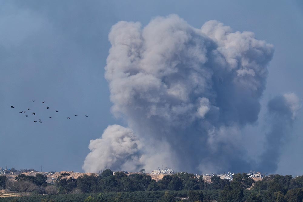 Israel không kích 300 mục tiêu của Hamas tại Gaza, tấn công phủ đầu Hezbollah- Ảnh 1.