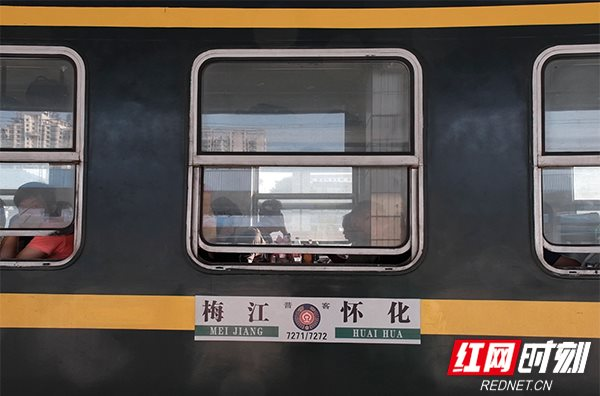 Cảm giác “xuyên không” với đoàn tàu độc nhất Trung Quốc: Giữa kỷ nguyên tàu cao tốc, hành khách vui vẻ ngồi cùng rau quả, gà vịt, thậm chí cả… lợn - Ảnh 10.