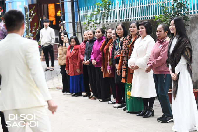 Quang Hải cực tình cảm hết nựng má lại nắm tay Chu Thanh Huyền trong lễ dạm ngõ- Ảnh 4.