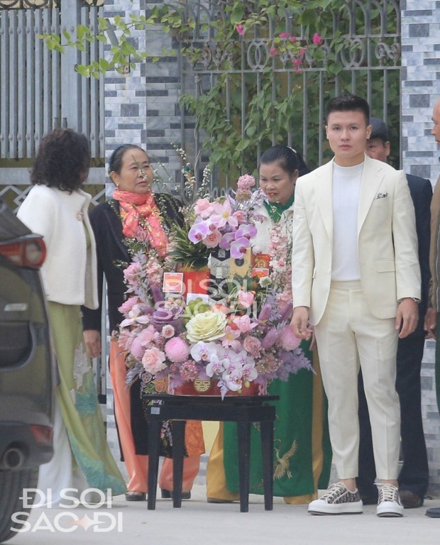 Nhìn mâm lễ vật hoành tráng tại lễ dạm ngõ của Quang Hải - Chu Thanh Huyền, dân mạng chỉ chú ý đến món bánh đặc sản Thủ Đô- Ảnh 1.