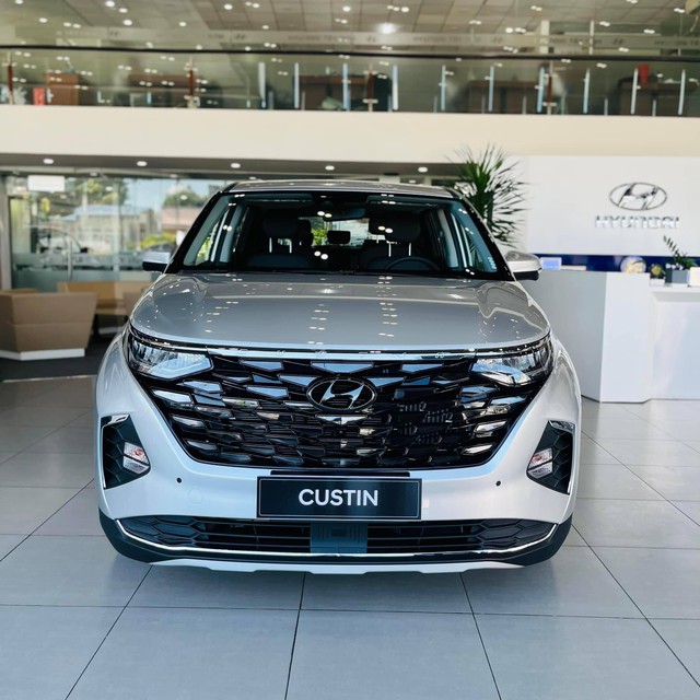 Hyundai Custin giảm giá 40 triệu tại đại lý: Bản base rẻ ngang Innova, cơ hội vươn top 3 doanh số phân khúc - Ảnh 2.