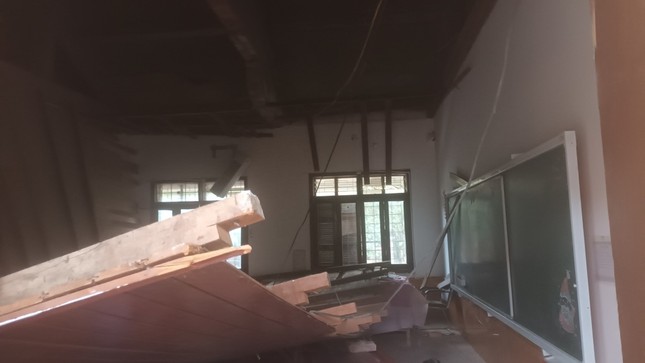 Sập trần gỗ lớp học ở Nghệ An, ít nhất 2 học sinh cấp cứu- Ảnh 1.