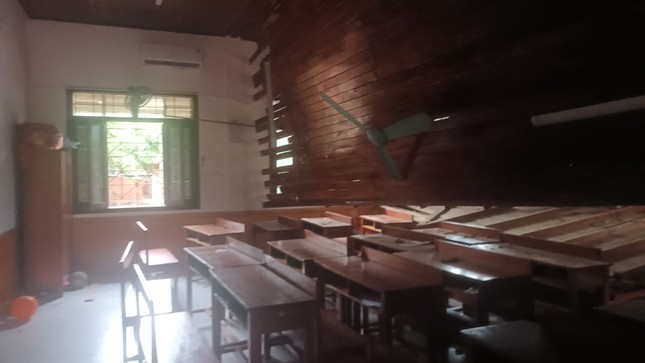 Sập trần gỗ lớp học ở Nghệ An, ít nhất 2 học sinh cấp cứu- Ảnh 3.