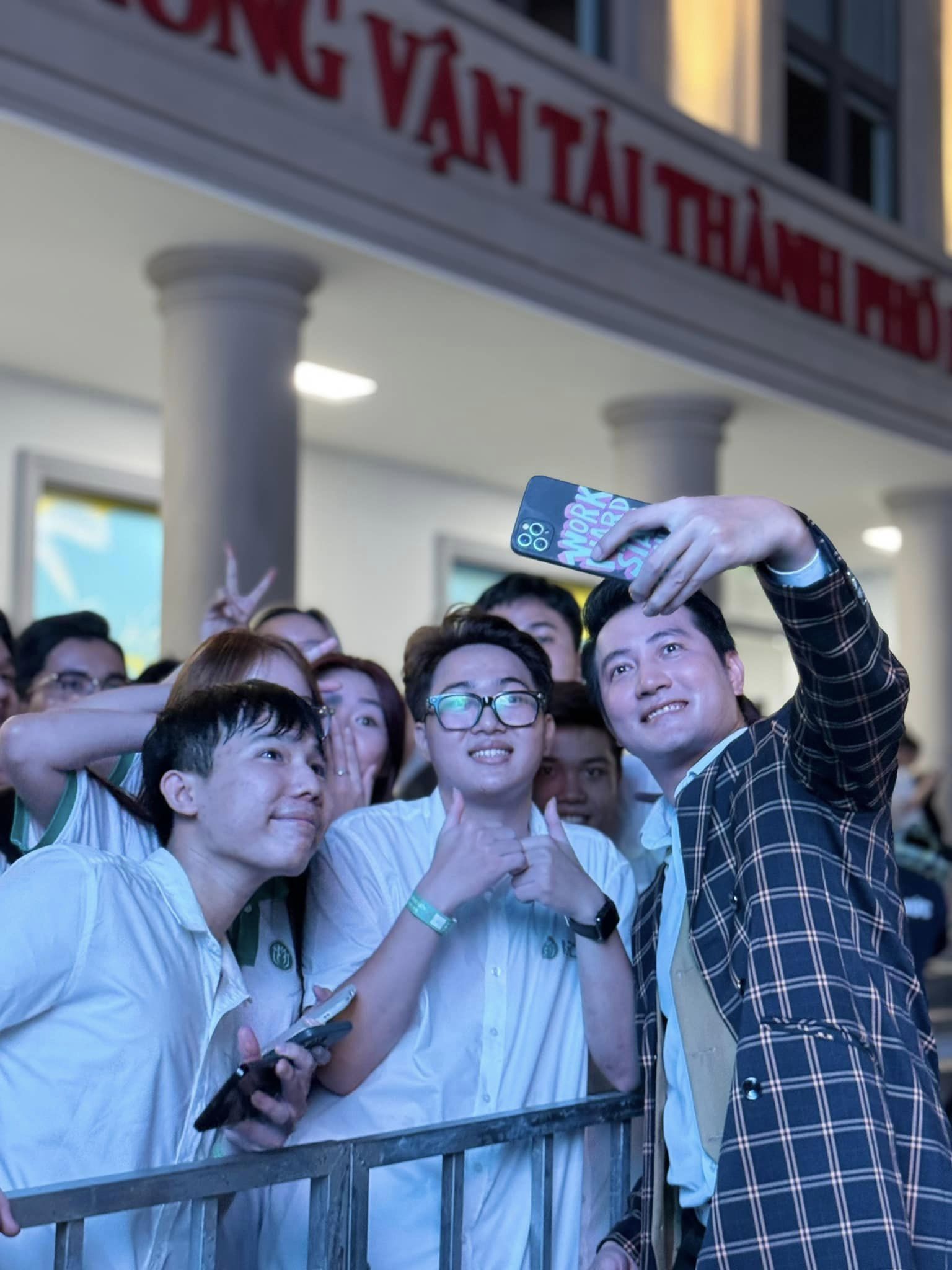 Nguyễn Phi Hùng: "Để khán giả vào phòng trà coi live show với giá vé vài triệu, tôi cảm thấy xót"- Ảnh 6.