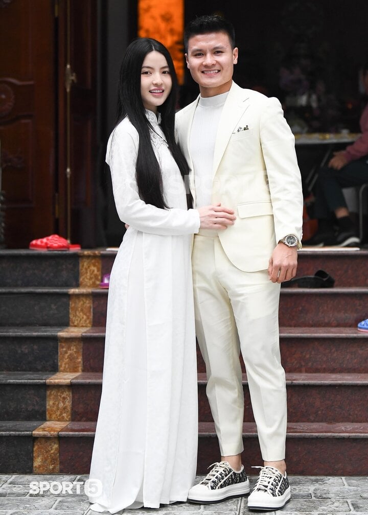 Loạt khoảnh khắc 'tình bể bình' của Quang Hải và vợ sắp cưới- Ảnh 1.
