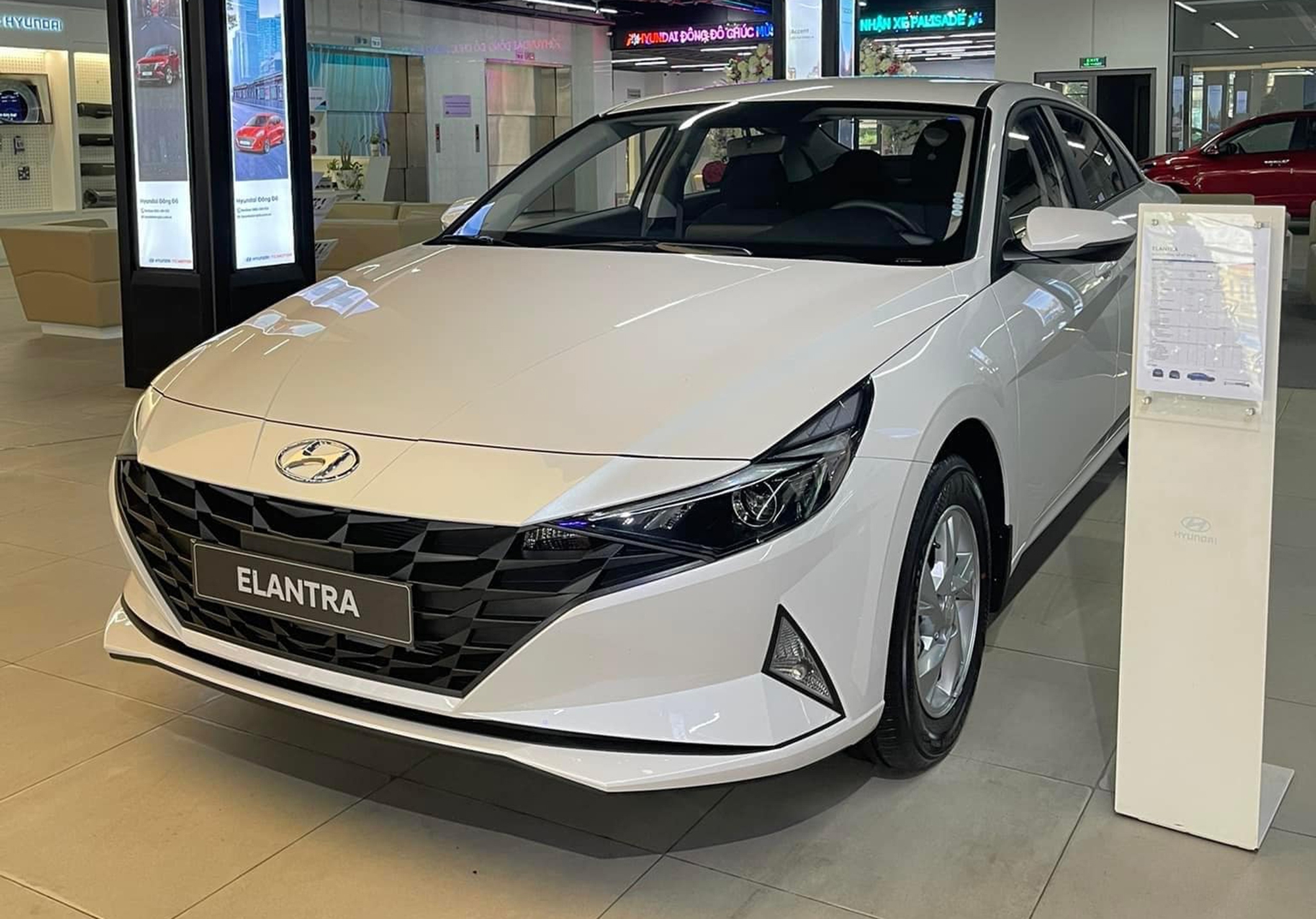 Đại lý xả kho Hyundai Elantra bản Tiêu chuẩn thấp chưa từng thấy: Lần đầu chạm đáy 529 triệu, giá rẻ hơn Accent bản 'full'- Ảnh 1.