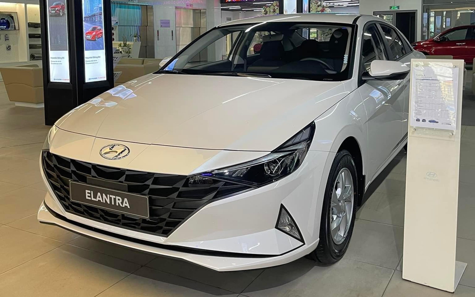 Đại lý xả kho Hyundai Elantra bản Tiêu chuẩn thấp chưa từng thấy: Lần đầu chạm đáy 529 triệu, giá rẻ hơn Accent bản &quot;full&quot;