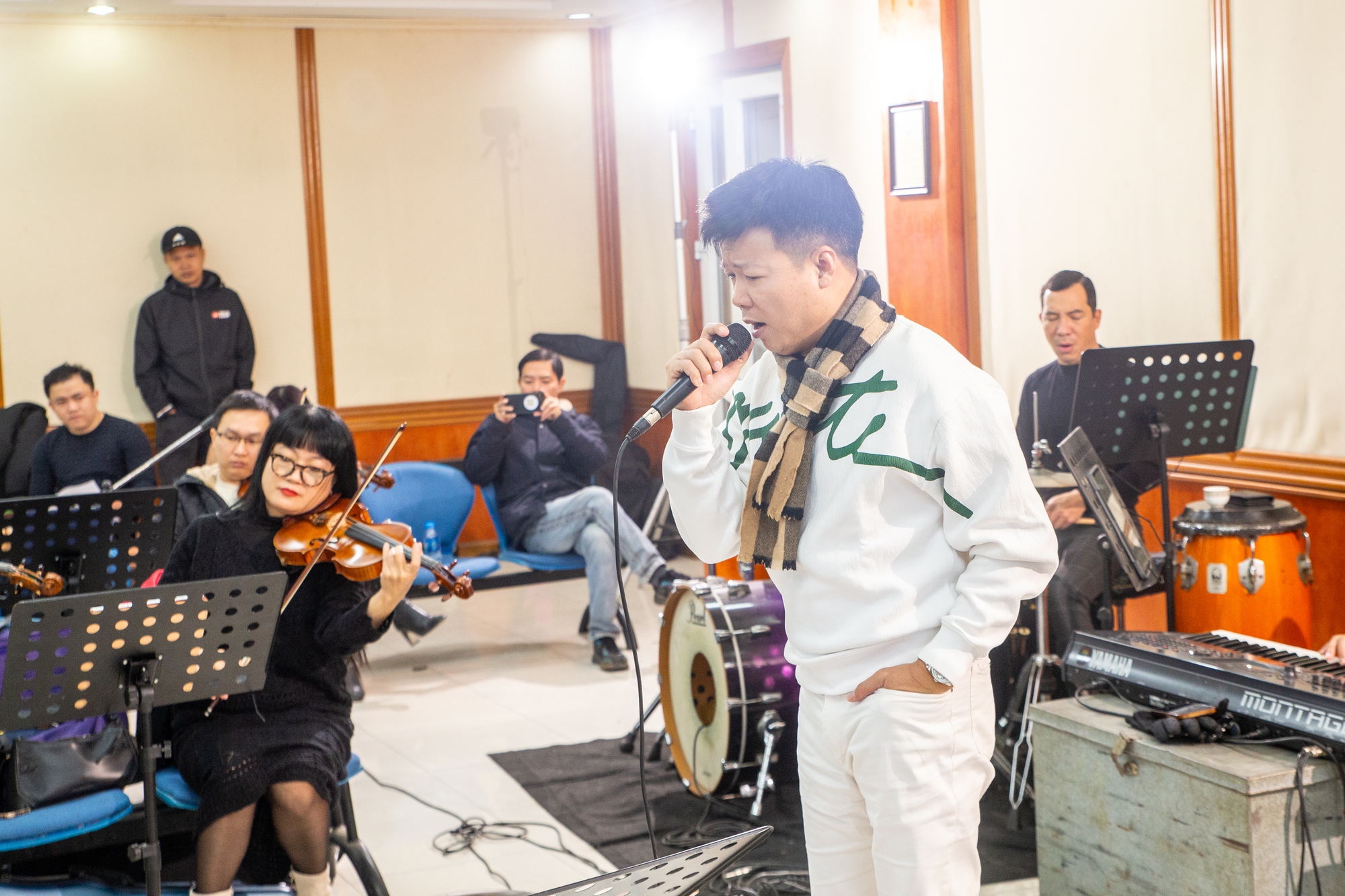 Ca sĩ Vũ Thắng Lợi và các khách mời hào hứng tập luyện cho liveshow "Quê hương"- Ảnh 3.