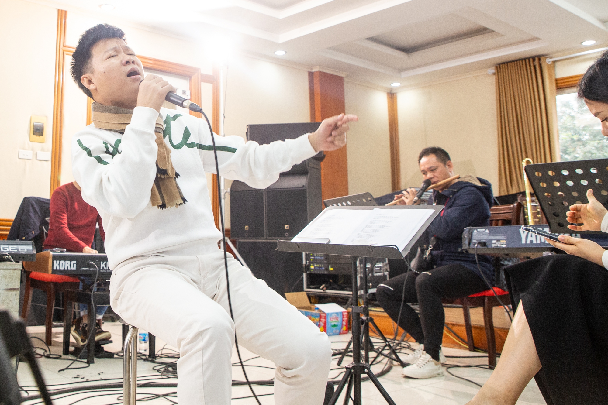 Ca sĩ Vũ Thắng Lợi và các khách mời hào hứng tập luyện cho liveshow "Quê hương"- Ảnh 7.
