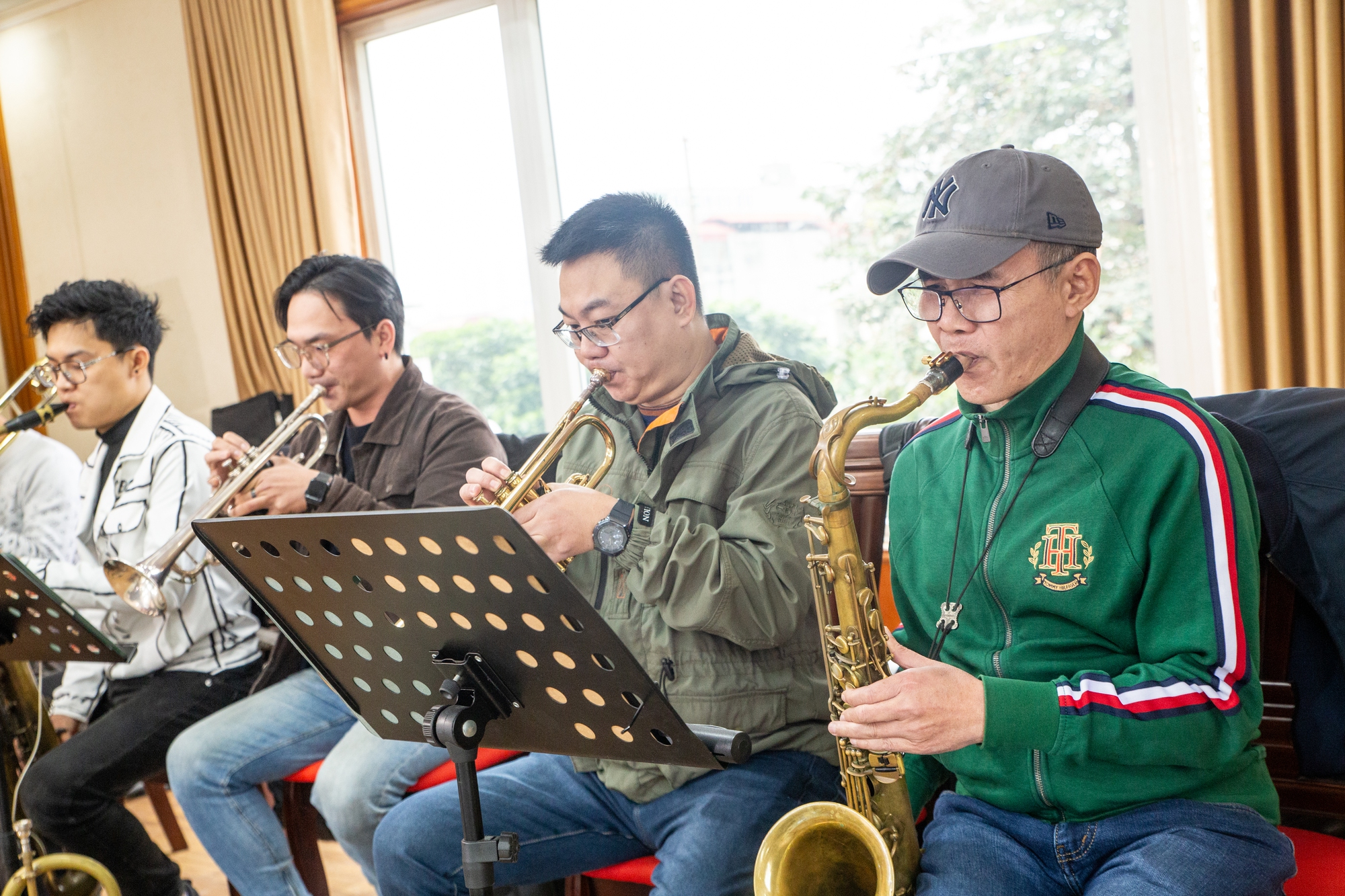 Ca sĩ Vũ Thắng Lợi và các khách mời hào hứng tập luyện cho liveshow "Quê hương"- Ảnh 5.