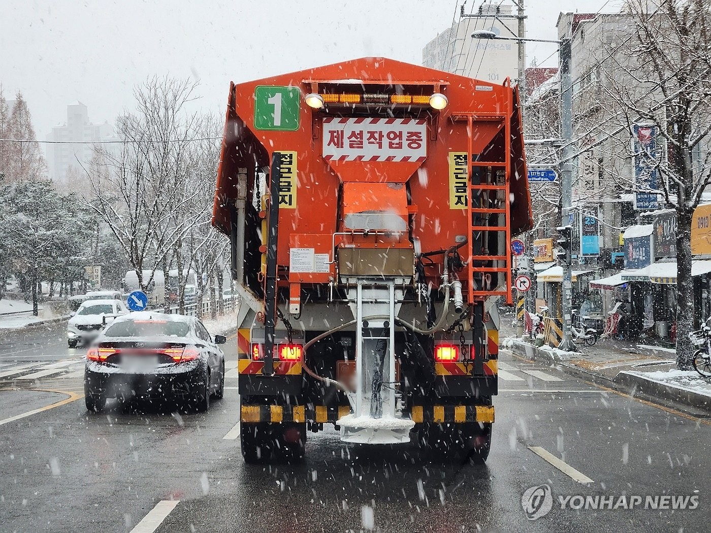 Chùm ảnh: Hàn Quốc đóng băng trong sóng lạnh Bắc Cực, băng tuyết trắng xóa bao phủ nhiều thành phố- Ảnh 12.
