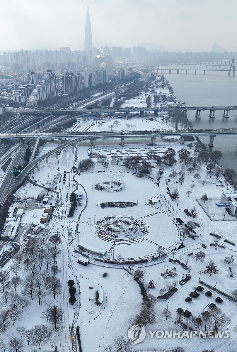 Chùm ảnh: Hàn Quốc đóng băng trong sóng lạnh Bắc Cực, băng tuyết trắng xóa bao phủ nhiều thành phố- Ảnh 3.