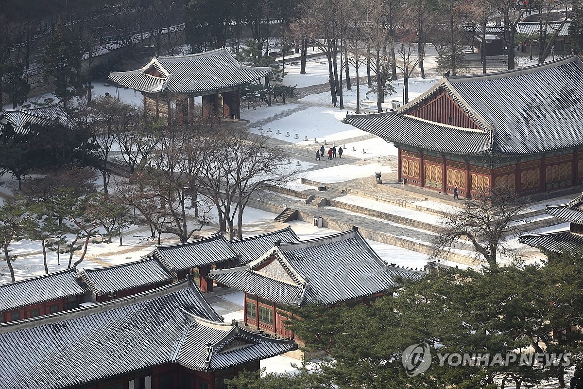 Chùm ảnh: Hàn Quốc đóng băng trong sóng lạnh Bắc Cực, băng tuyết trắng xóa bao phủ nhiều thành phố- Ảnh 2.