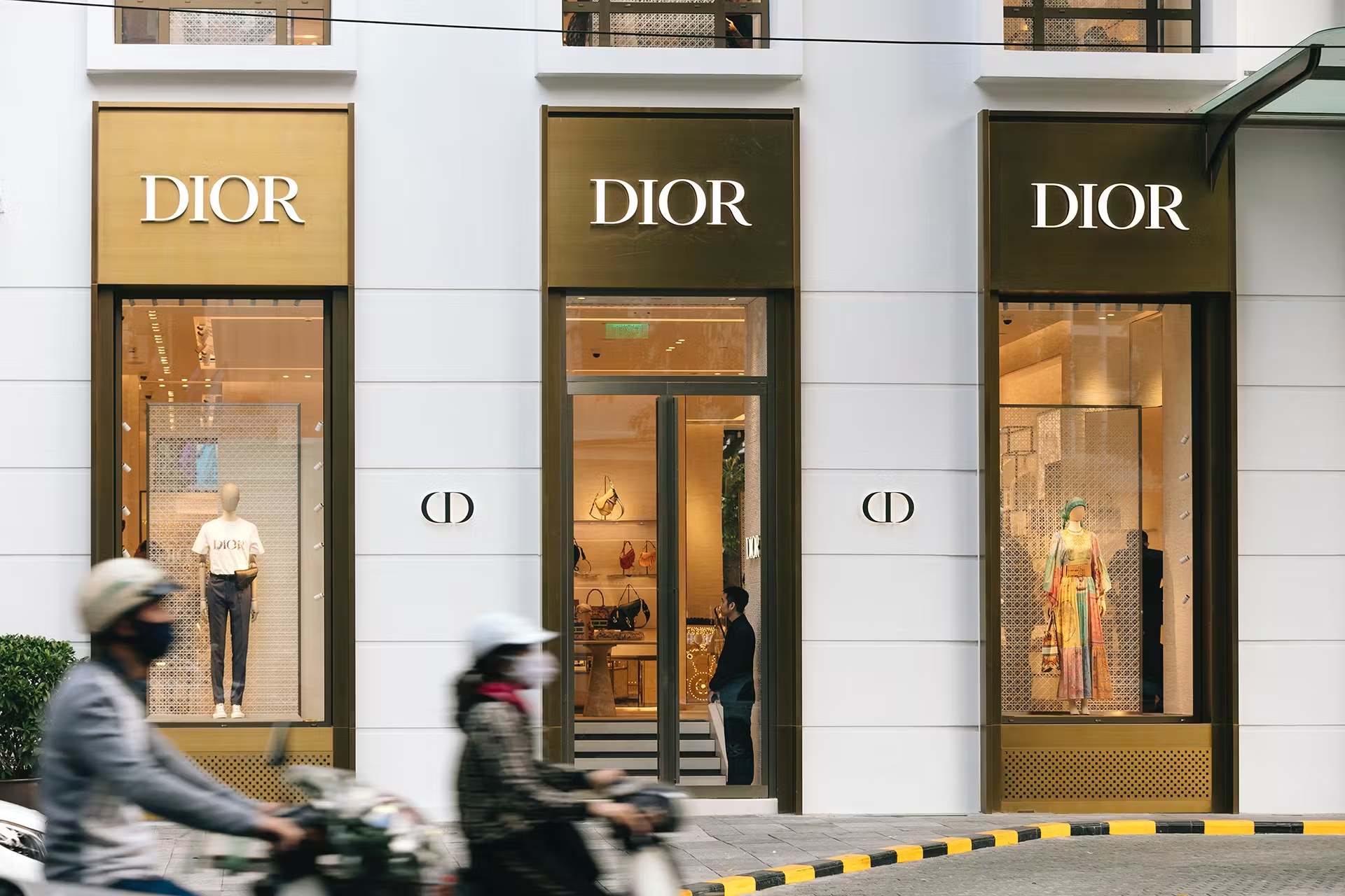 Bức tranh đối lập trên khu phố sang xịn nhất Hà Nội: Nơi được Dior, Louis Vuitton săn đón, nơi phố đi bộ cắt qua giá thuê chỉ còn 1/4- Ảnh 1.