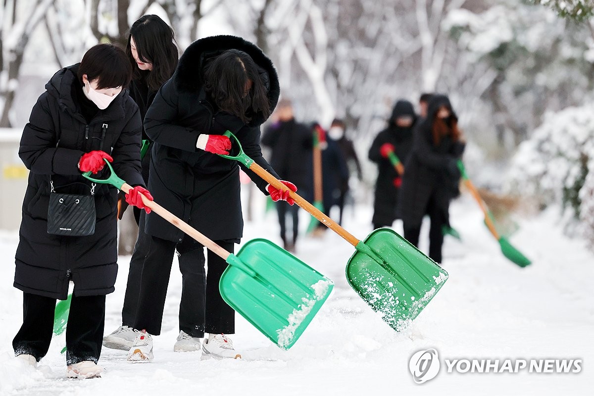 Chùm ảnh: Hàn Quốc đóng băng trong sóng lạnh Bắc Cực, băng tuyết trắng xóa bao phủ nhiều thành phố- Ảnh 11.