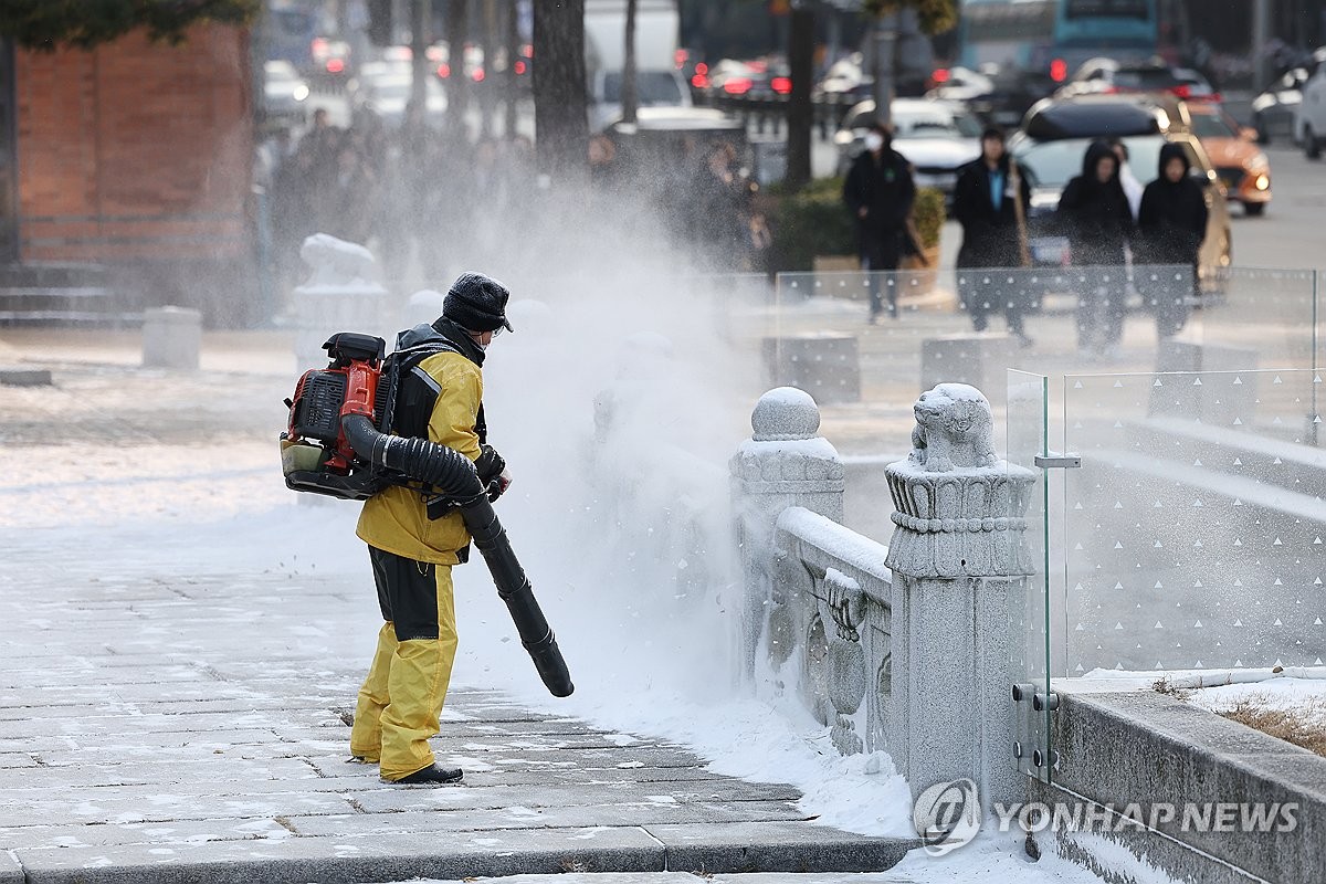 Chùm ảnh: Hàn Quốc đóng băng trong sóng lạnh Bắc Cực, băng tuyết trắng xóa bao phủ nhiều thành phố- Ảnh 10.