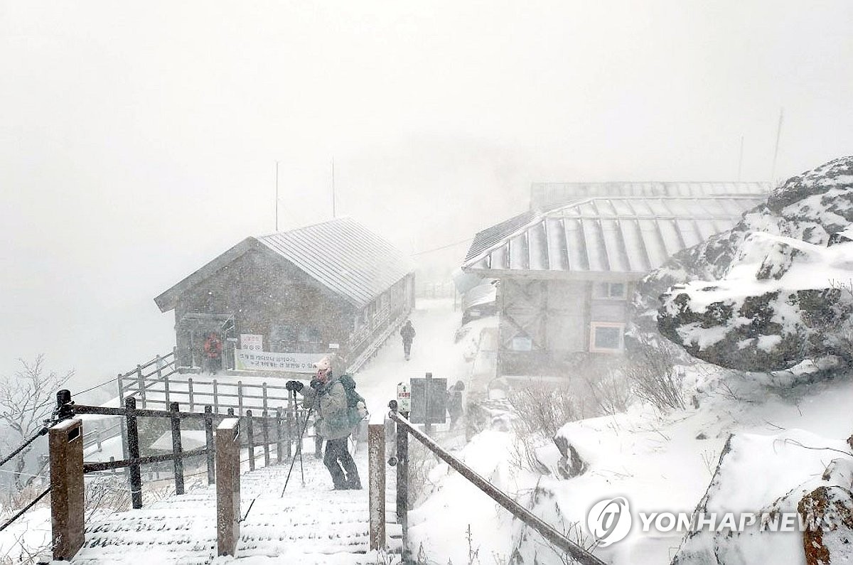 Chùm ảnh: Hàn Quốc đóng băng trong sóng lạnh Bắc Cực, băng tuyết trắng xóa bao phủ nhiều thành phố- Ảnh 8.