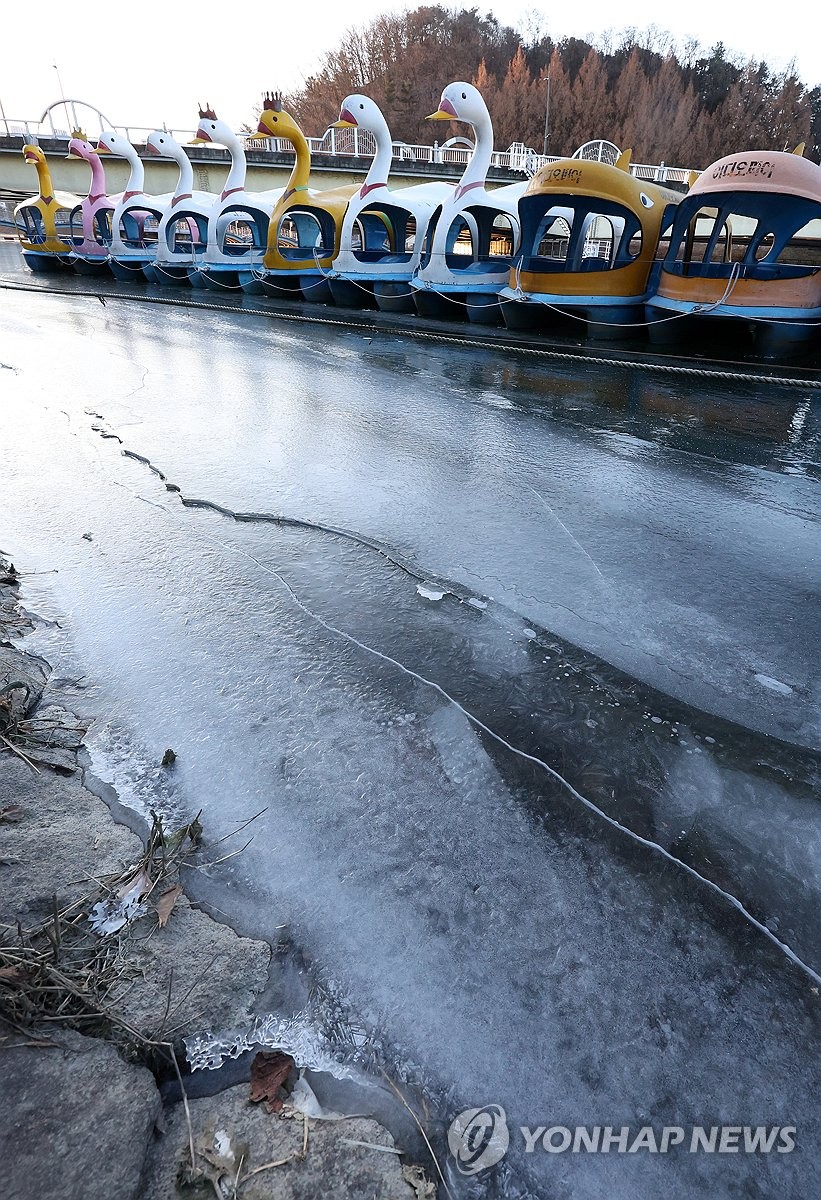 Chùm ảnh: Hàn Quốc đóng băng trong sóng lạnh Bắc Cực, băng tuyết trắng xóa bao phủ nhiều thành phố- Ảnh 5.