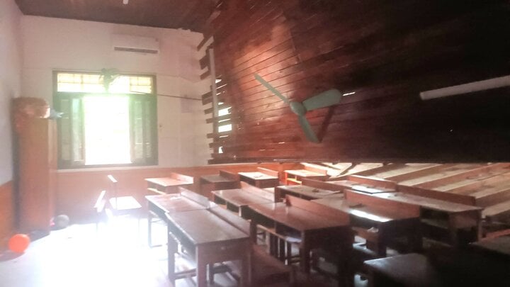 Hiện trường sập trần gỗ lớp học ở Nghệ An, 2 học sinh cấp cứu- Ảnh 2.