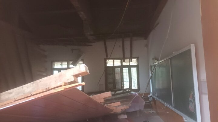 Hiện trường sập trần gỗ lớp học ở Nghệ An, 2 học sinh cấp cứu- Ảnh 4.