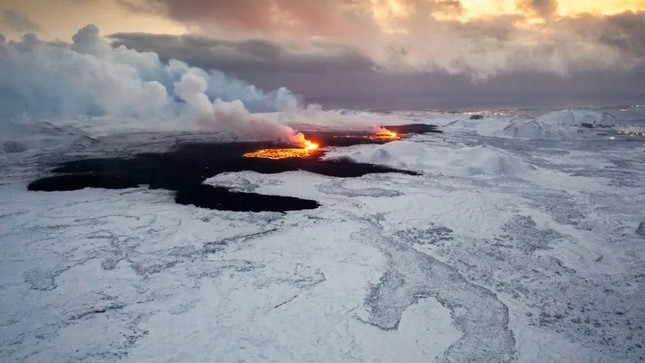 Những bức ảnh kinh hoàng về núi lửa phun trào tại Iceland- Ảnh 1.