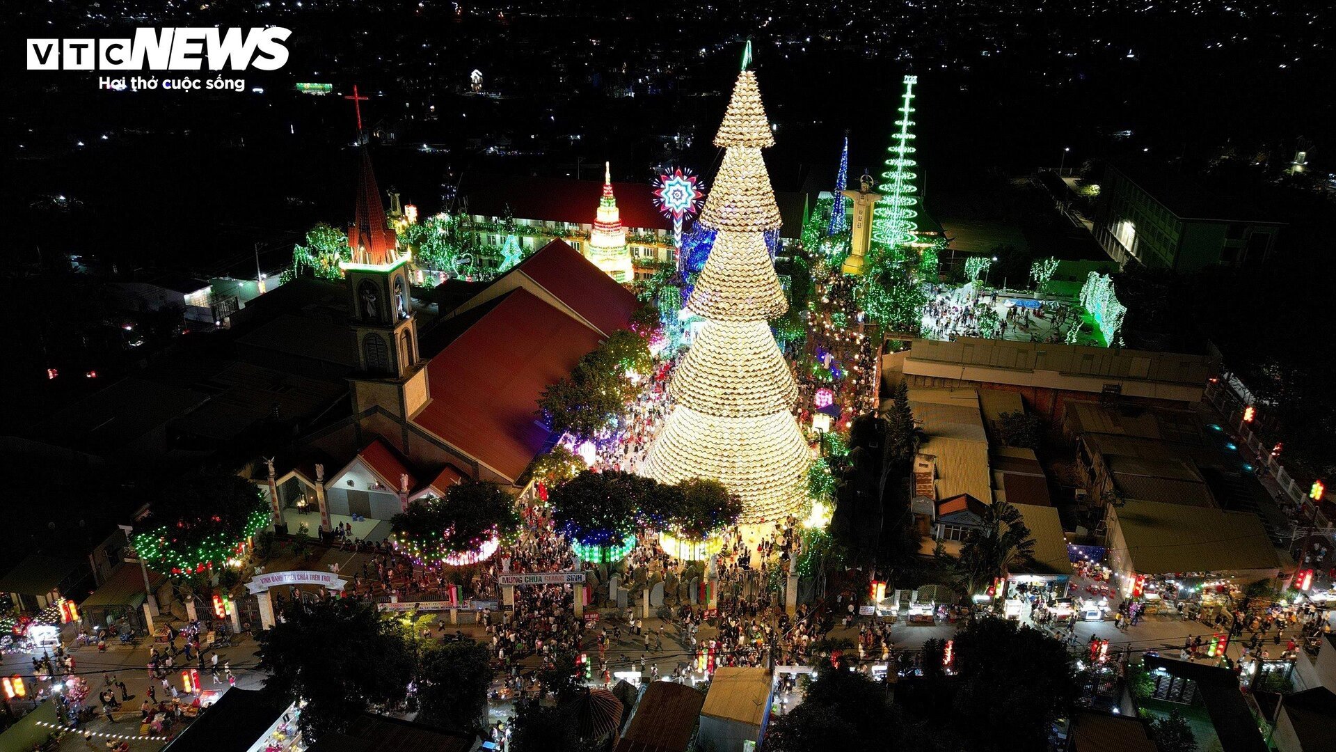 Độc đáo cây thông Noel kết từ 4.200 chiếc nón lá ở Đồng Nai- Ảnh 12.