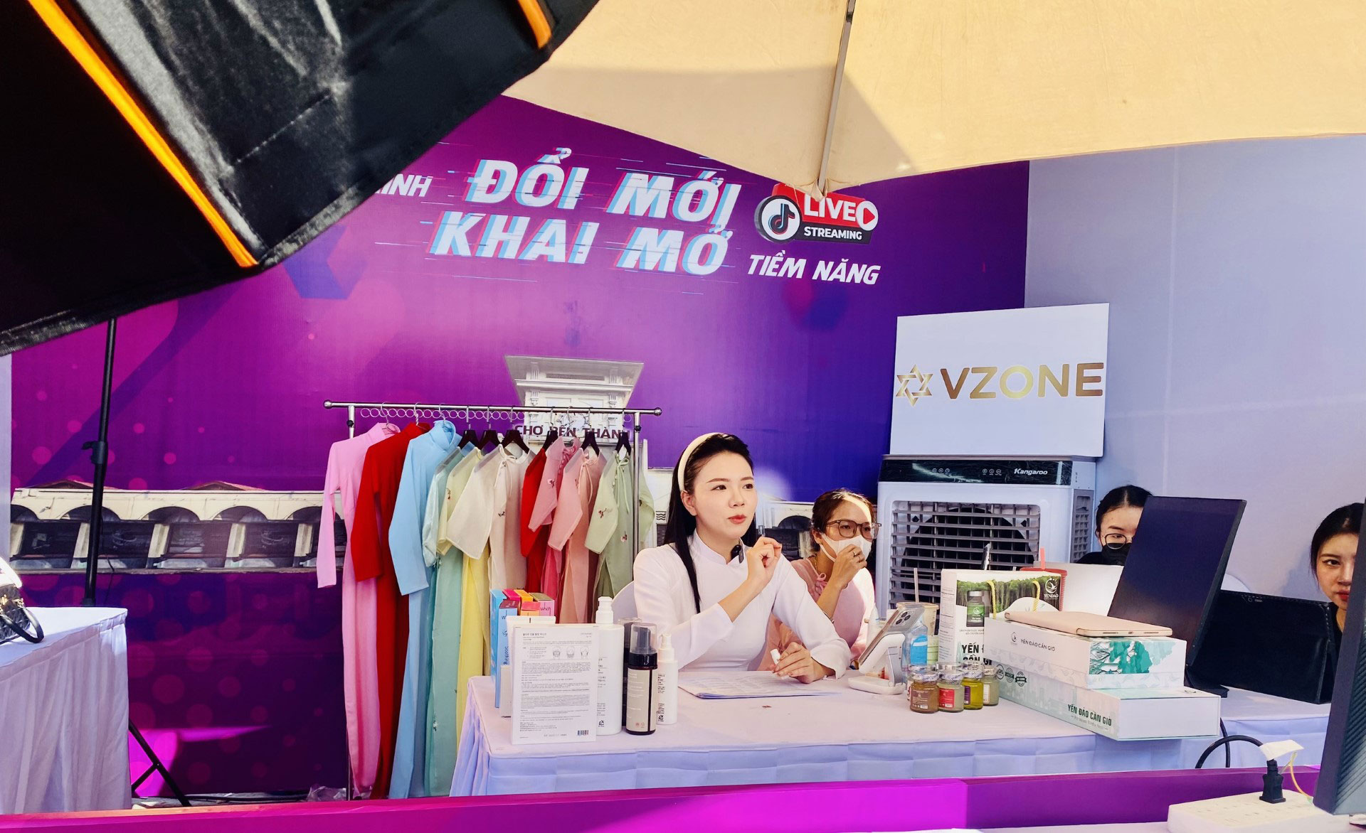 Một KOL đang livestream bán hàng trên TiktokShop