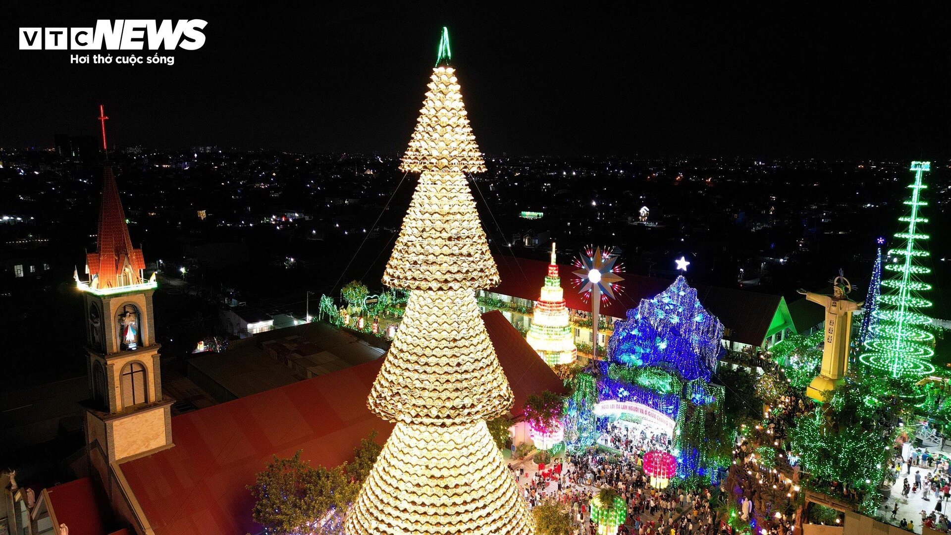 Độc đáo cây thông Noel kết từ 4.200 chiếc nón lá ở Đồng Nai- Ảnh 9.