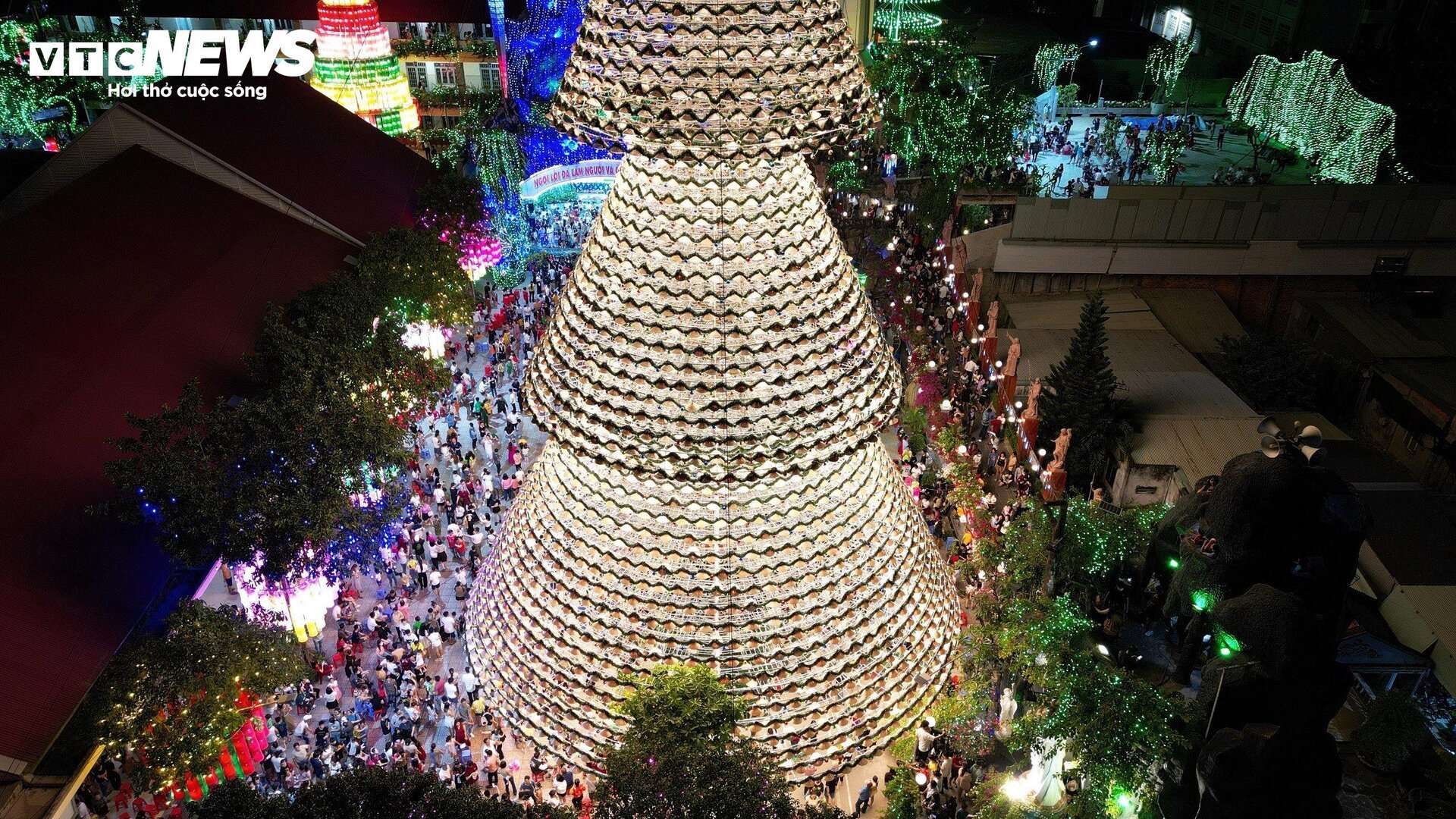 Độc đáo cây thông Noel kết từ 4.200 chiếc nón lá ở Đồng Nai- Ảnh 2.