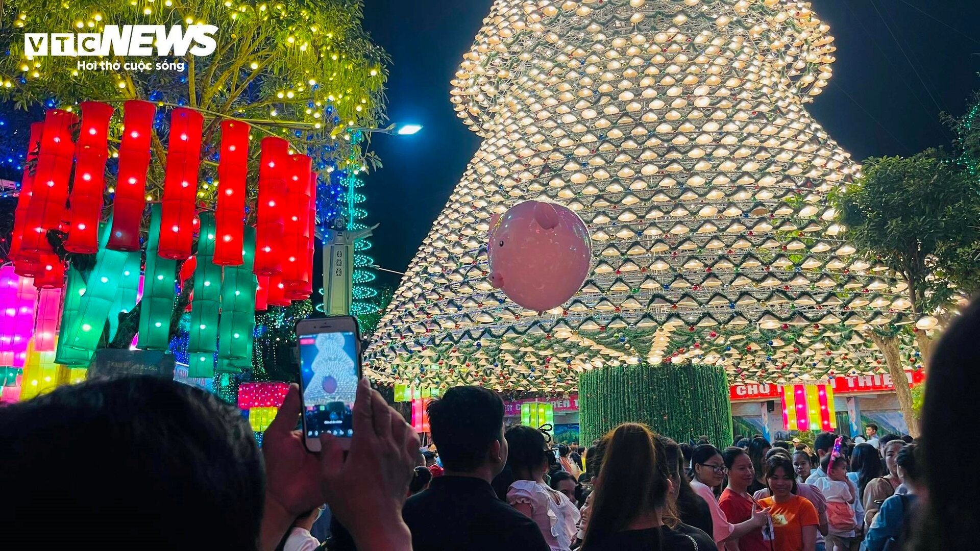 Độc đáo cây thông Noel kết từ 4.200 chiếc nón lá ở Đồng Nai- Ảnh 11.