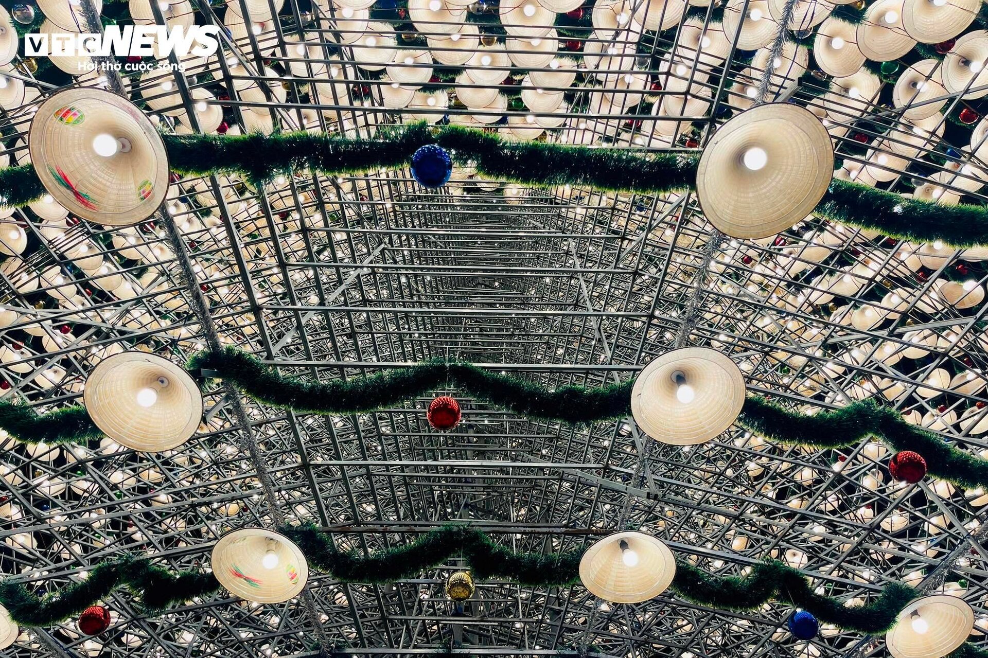 Độc đáo cây thông Noel kết từ 4.200 chiếc nón lá ở Đồng Nai- Ảnh 5.