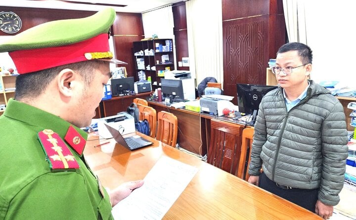 Cựu Chủ tịch quận ở Đà Nẵng nhận hối lộ: Khởi tố thêm cán bộ, chủ doanh nghiệp- Ảnh 1.