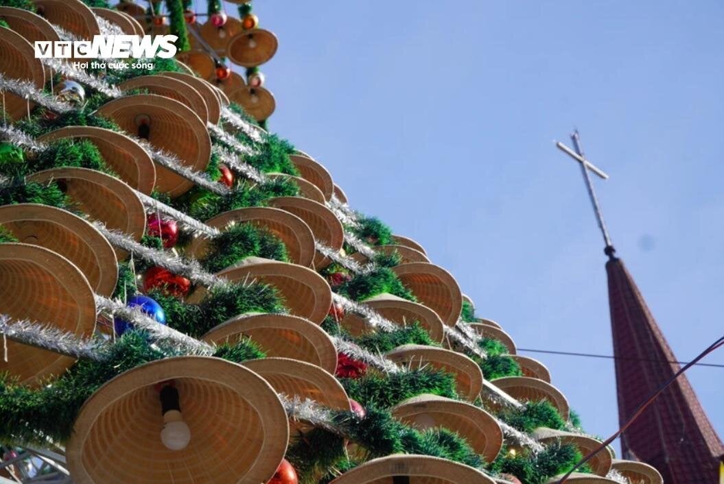 Độc đáo cây thông Noel kết từ 4.200 chiếc nón lá ở Đồng Nai- Ảnh 7.