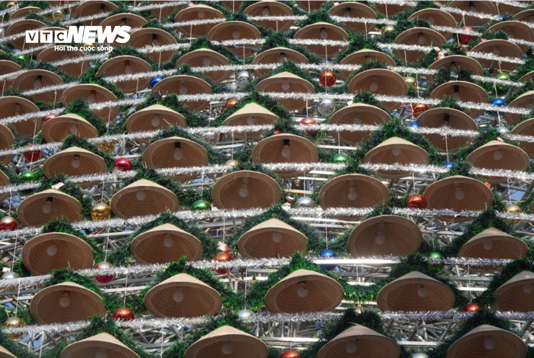 Độc đáo cây thông Noel kết từ 4.200 chiếc nón lá ở Đồng Nai- Ảnh 6.