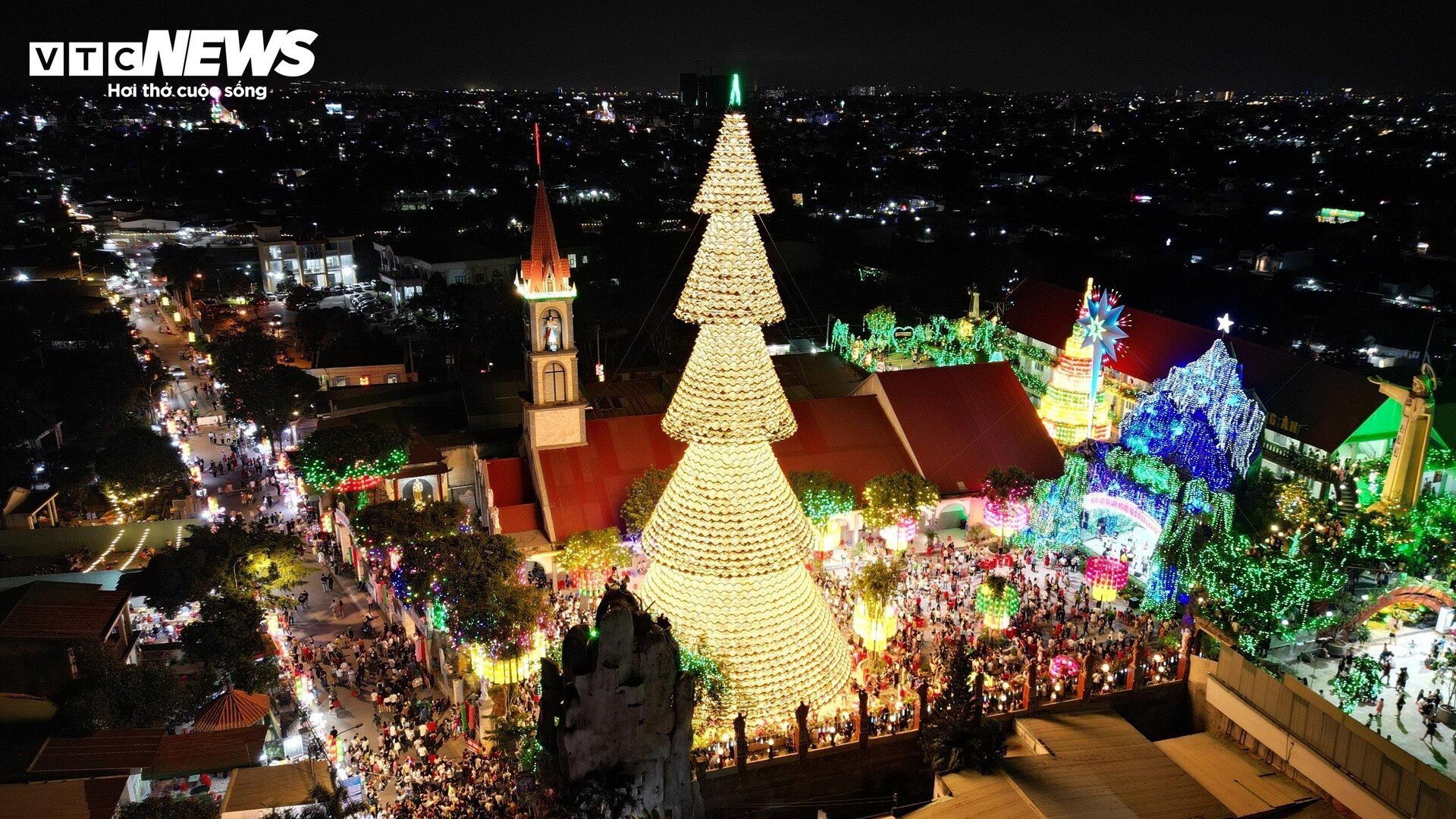 Độc đáo cây thông Noel kết từ 4.200 chiếc nón lá ở Đồng Nai- Ảnh 1.
