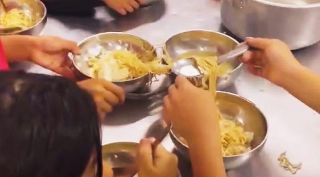 Vụ việc 11 học sinh ăn 2 gói mì tôm chan cơm có tính chất phức tạp, công an vào cuộc điều tra- Ảnh 1.