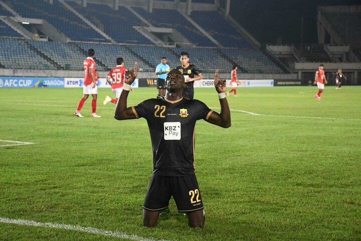 Cầu thủ 'đá phủi' ở Việt Nam sang Myanmar làm vua phá lưới, ghi bàn tại AFC Cup- Ảnh 1.