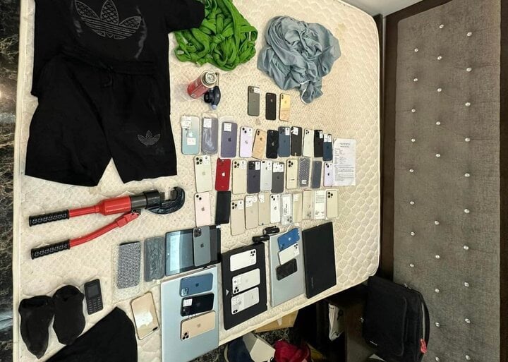 Bắt kẻ trộm 54 chiếc điện thoại iPhone lúc rạng sáng- Ảnh 2.