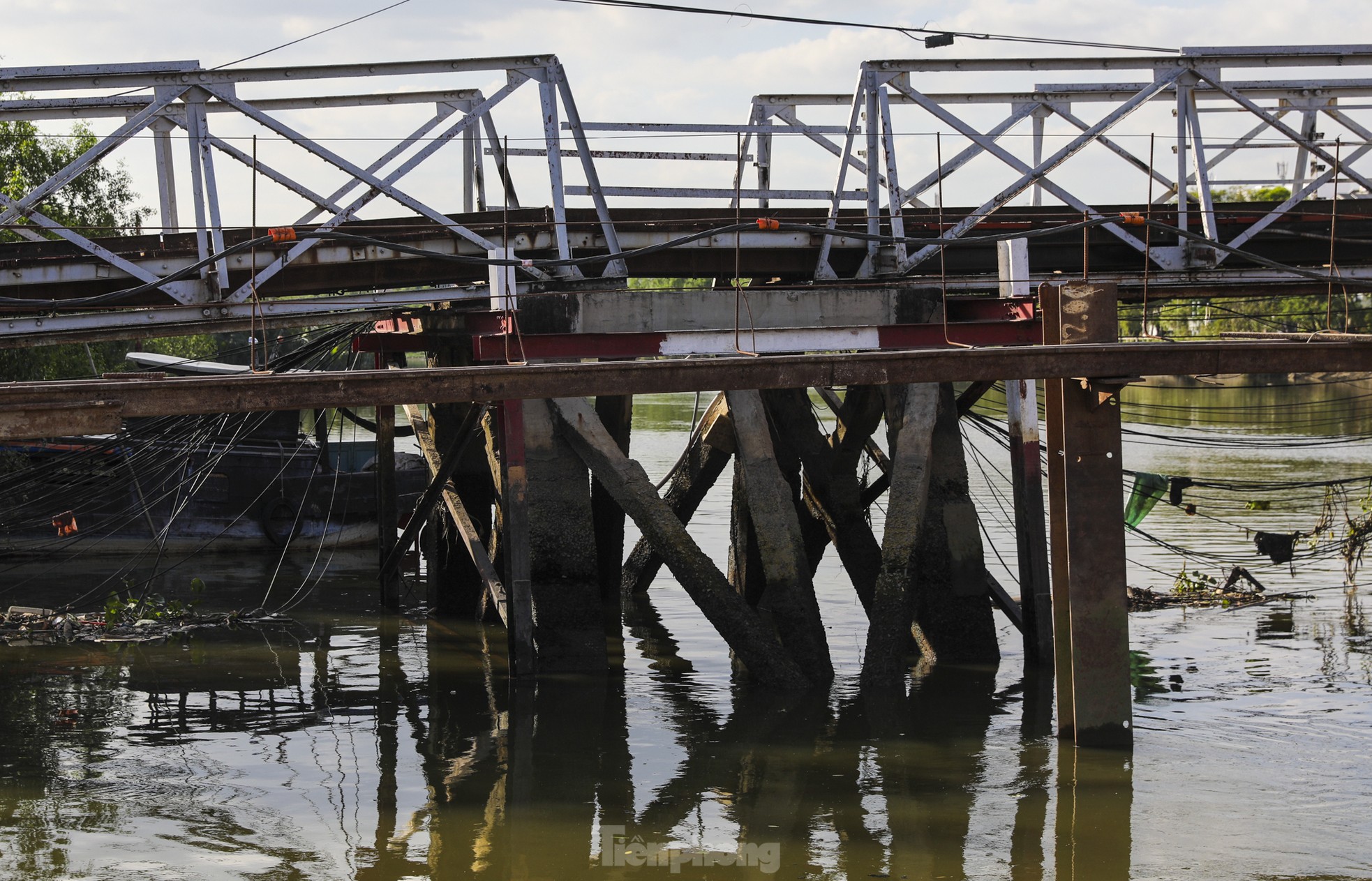 Tháo dỡ cầu sắt 50 tuổi ở phía Nam TPHCM có nguy cơ sập- Ảnh 7.