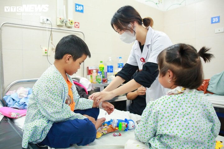 Trời rét đậm, nhiều trẻ nhập viện vì bệnh hô hấp- Ảnh 2.