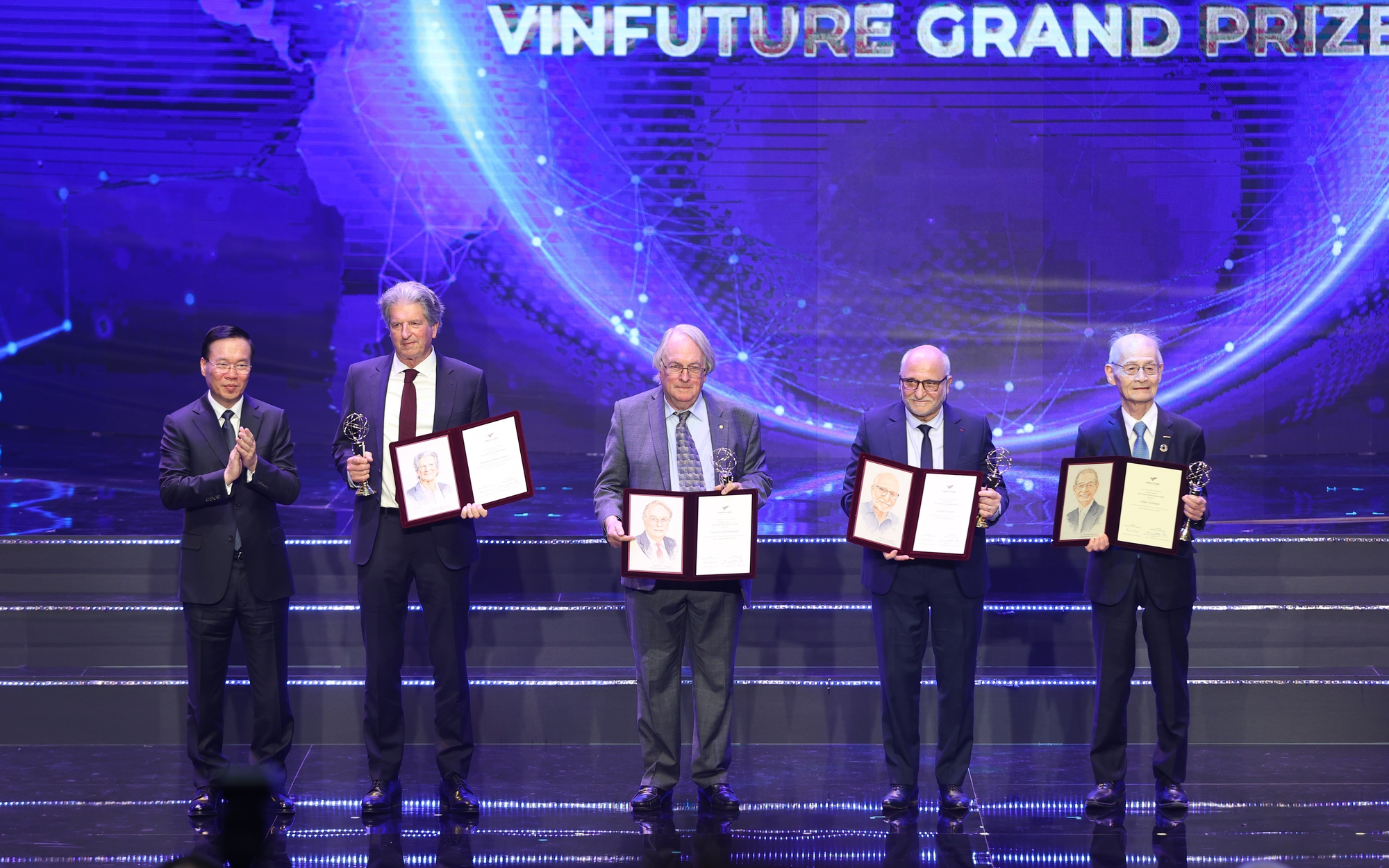 Cuộc &quot;chạy tiếp sức&quot; của những người đoạt cả giải Nobel lẫn VinFuture 3 triệu USD do Việt Nam tổ chức